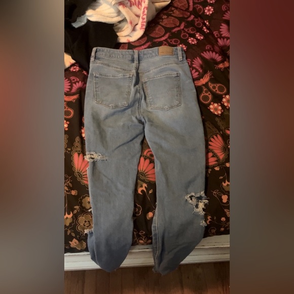 American eagle light wash jeans (size 2) - Picture 2 of 3